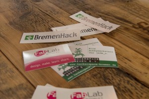 Die Logos des BremenHacks, Hackerspace Bremen und des Fablabs auf Vistenkarten
